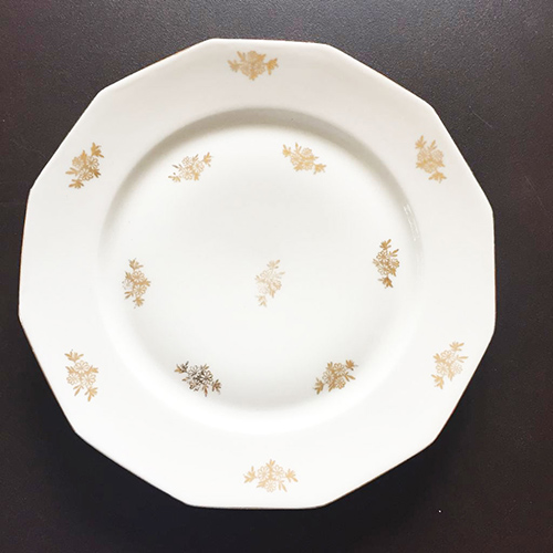 assiettes plates blanc et or - location vaisselle vintage
